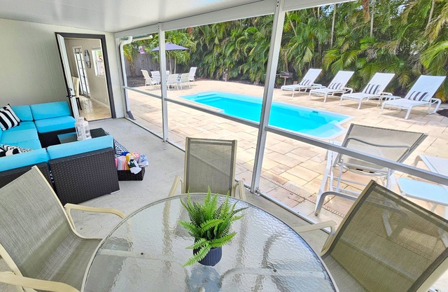 Elegant 3/2 home & HEATED POOL. 5Minutes to STADIUMS, BEACHES, PGA. Sleeps10