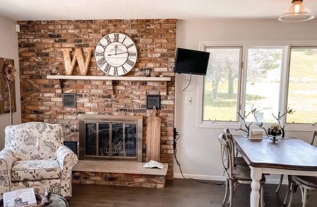 Elegant 3-Bedroom Farmhouse on Vineyard