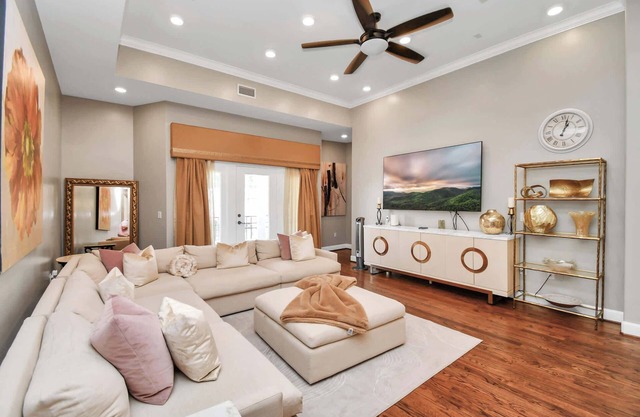 Elegant 3-Bedroom Retreat in EaDo