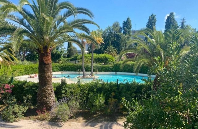 Elegant 3 rooms. Tennis pool and greenery.