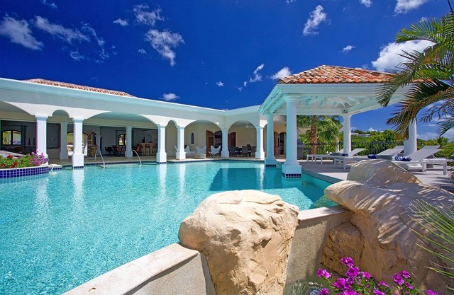 Elegant 6 bedroom villa with a magnificent free-form pool