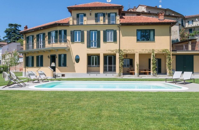 Elegant and spacious villa perfect for accommodating up to 12 guests is located in the center of Vignale in the heart of Monferrato area, nominated a UNESCO World Heritage Site in 2014. The house is equipped with every comfort: WiFi, air conditioning, ou