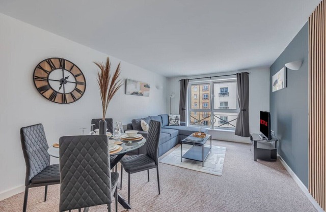 Elegant Apartment in City Centre Fast Wifi Smart TV Access to Communal Gym