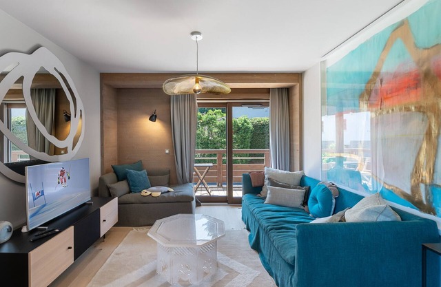 Elegant Apartment with Pool, Sauna & Gym in Megève