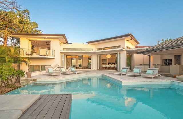 Elegant Beachfront Villa w/private pool, gym, breakfast & Housekeeping