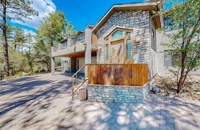 Elegant Cabin Among the Pines-Views, Near Downtown, Hiking