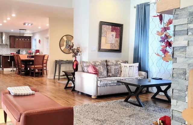 Elegant Central Ruby- Around the Corner DWTN AVL 2BDRMs/1 BATH-3 beds sleeps 4