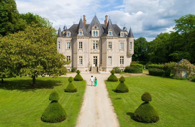 Elegant Château with Pool, Historic Park, and Modern Amenities in Scenic France