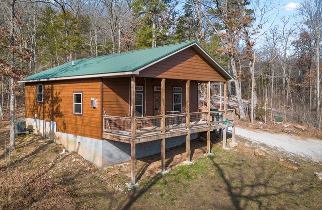 Elegant Cozy Cabin, Jetted 2 person tub, fireplace, king master, canoeing, WIFI