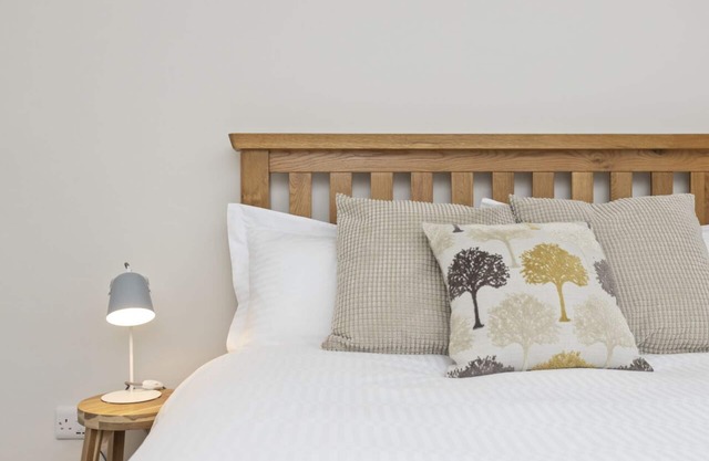ELEGANT HOME FROM HOME Ground floor Apt & Parking 2 Mins walk from Restaurants