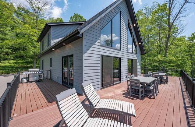 Elegant Lake Access Cabin w/Game Room