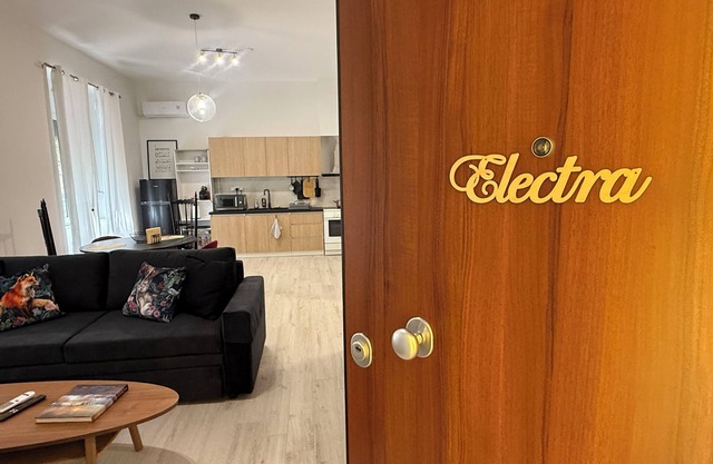 Elegant luxuriously renovated flat in a 1950s townhouse in Αthens. With garden!
