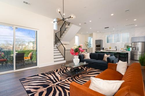 Elegant Luxury in Heart of Houston w Rooftop & Grill
