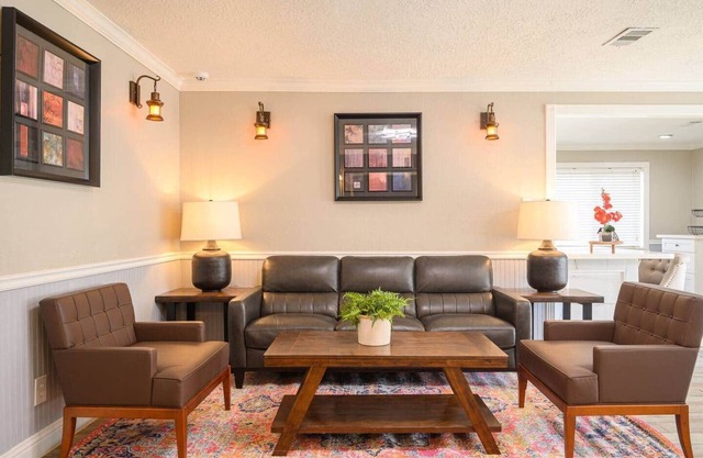 Elegant Luxury Retreat in the Woods with Private Pool, Close to Woodland Malls