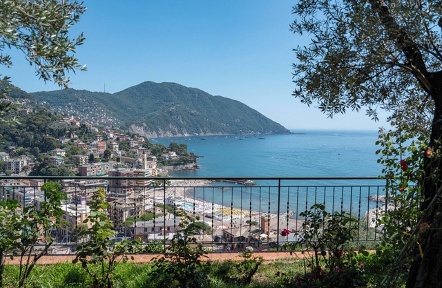 Elegant mansion with sea view garden, 5 minutes from the beach