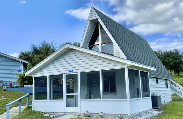 Elegant Mermaid-themed A-Frame Home: 30-40 min to Disney & Universal theme parks