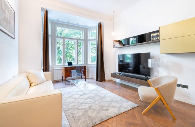 Elegant Paris Ave. apartment