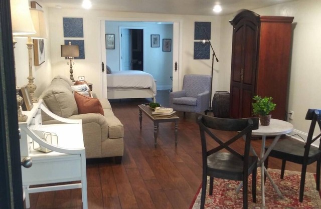 Elegant private suite located downtown historical Chickamauga, Ga