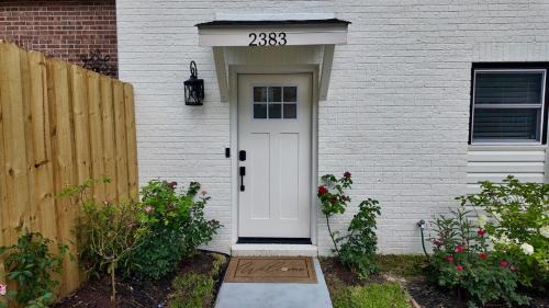 Elegant Townhome Retreat with King Bed Near I-10, Capitol, FSU & FAMU