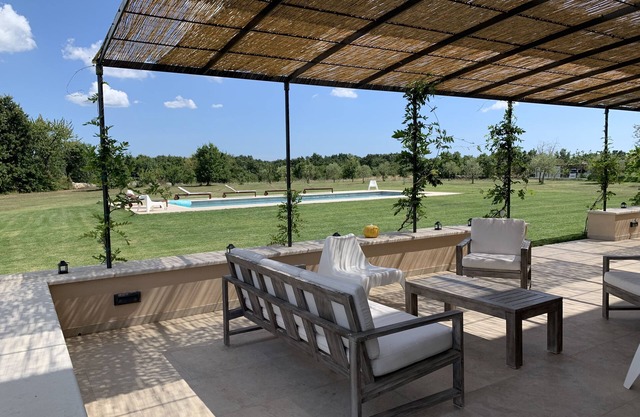 Elegant villa 400 m2, garden, swimming pool, terrace,