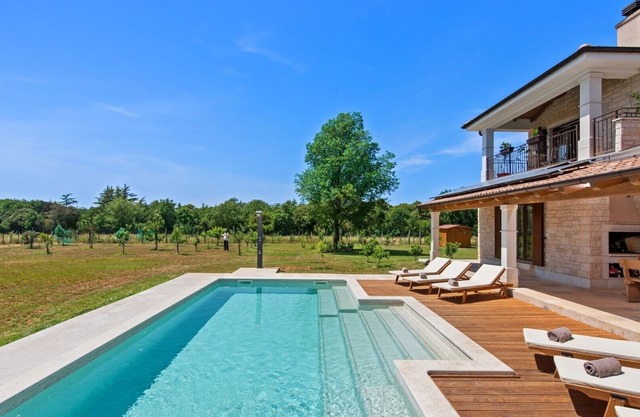 Elegant Villa Campagna with a swimming pool