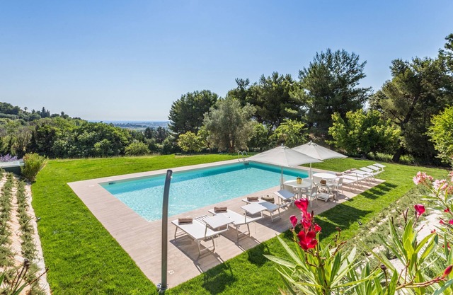 Elegant villa with pool 15 minutes from the beach of San Benedetto del Tronto