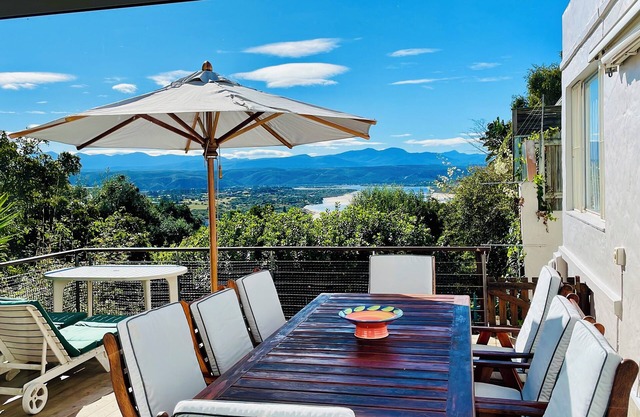 Elevated 6‑Bed Sea & Mountain Villa w/AC, WiFi & Flatlet – 3 min to Plett Town