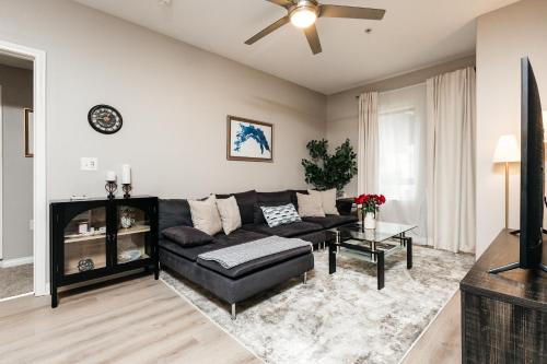 Elite 2BD in Miracle Mile