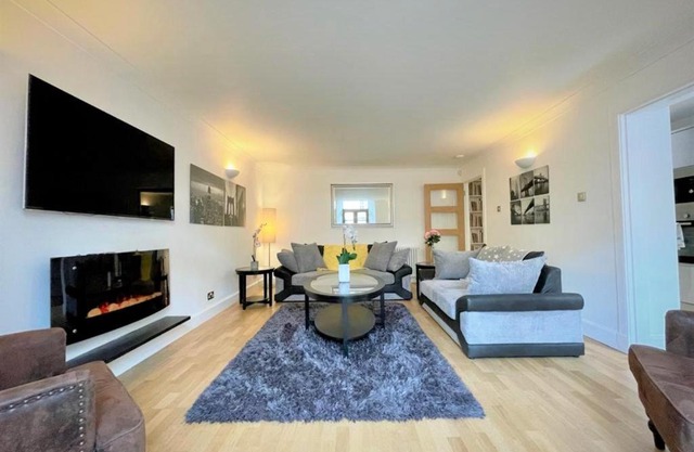 Elite 3 Bed New Town Apt with Private Walled Garden