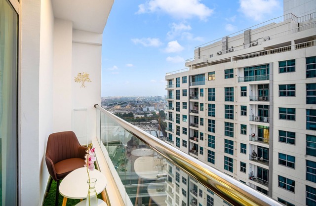 Elite 3BR Haven with Panoramic Marina & Sea Views