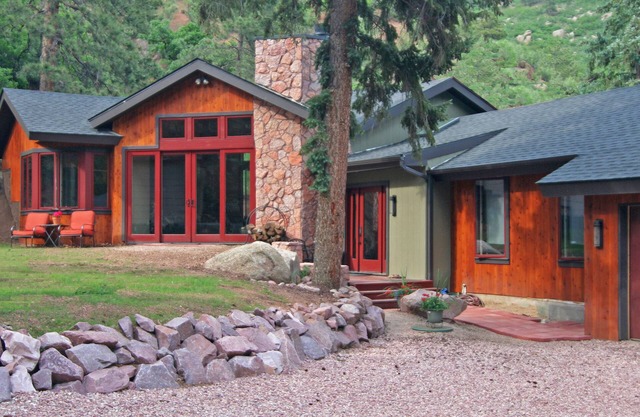 Elite mountain retreat, hot tub, walk to waterfalls, hiking, fishing, wildlife.