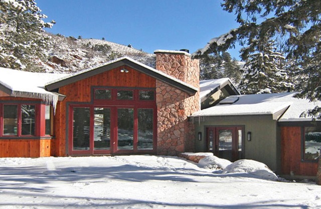 Elite winter retreat, hot tub, 2 fireplaces, Ice skating on the village pond.