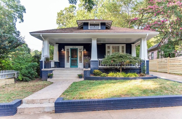Elizabeth Bungalow, Fenced Yard, Fireplaces, Grill