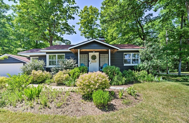 Elk Rapids Bungalow | Garden | Firepit | AC