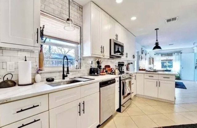 Elle’s Place. Nice, Quiet and Cozy.