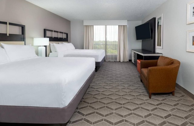 Embassy Comfort in Dallas | Free Breakfast + Pool + Parking