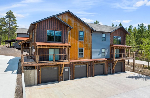 Embers Gulch 2, Hot tub, wifi, paved roads, garage access, brand new duplex