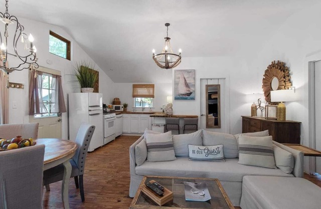 Emerald Cottage on Emerald Isle - Lake front with Kayaks! Emerald Isle Cabins, Shreveport, La