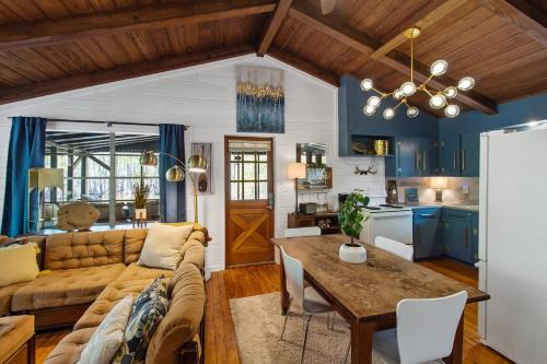 Emerald Cove Cabin- Lake Front With Kayaks!