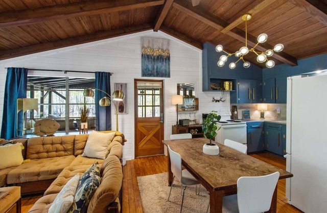 Emerald Cove Cabin on Emerald Isle -Lake front with Kayaks! Emerald Isle Cabins, Shreveport, La.