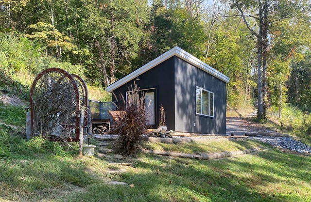 Emerald Eyes Cliffside Tiny House on 30 acres with River & Countryside Vistas