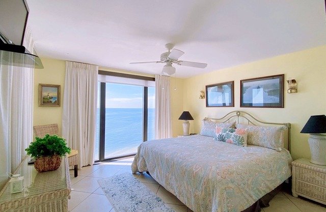 Emerald Water & Sugar White Sand Awaits You! Beachfront Condo, Pool & Tiki Bar