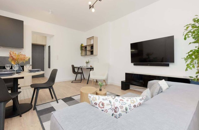 Emilii Plater 12 | Cozy Apartment | Desk