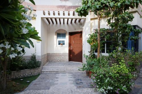 Emirati Stay Comfort & Local Charm Villas - 3