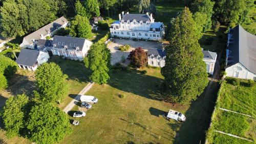 EMPLACEMENT BUCOLIQUE DE CAMPING dans le parc du château - Attention tente et matériels non fournis et sans possibilité de faire courir une rallonge pour se raccorder à l'électricité