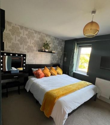 En-suite Room with Super King Size Bed - Free Wifi - Free Parking