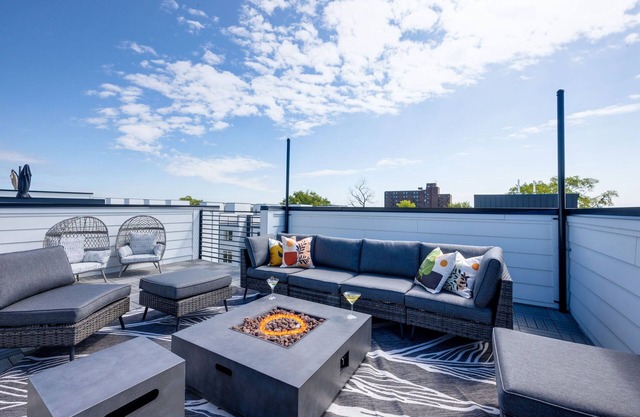 En-Vogue Vacay - Rooftop Deck- Minutes to Broadway