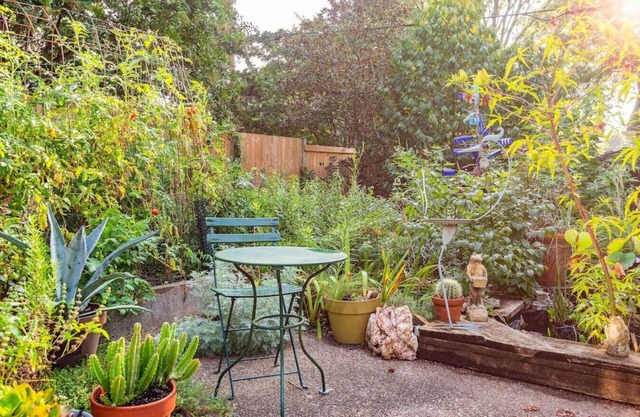 Enchanted garden studio|hot tub!