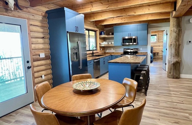 Enchanting log cabin in Beaver near Eagle Point, sleeps 20+