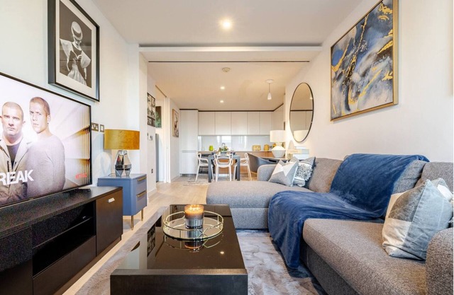 Enchanting Penthouse with AC in Soho